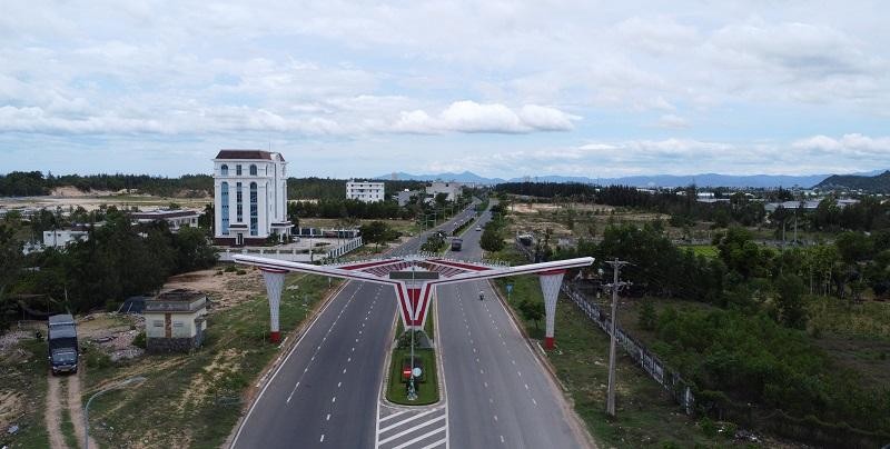 Đường Hùng Vương, TP. Tuy Hòa đang thu hút nhiều dự án bất động sản. Ảnh: Phước Tuần.