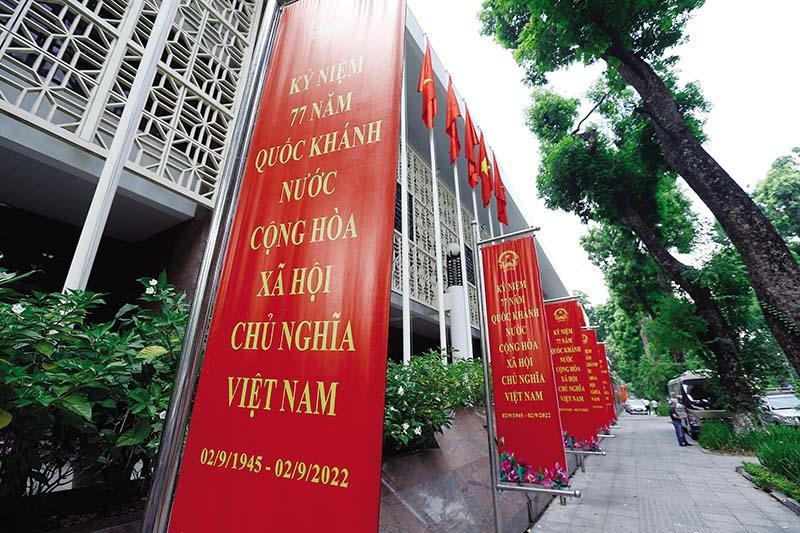 Không chỉ Hà Nội, mà TP.HCM và khắp dọc dài đất nước, đâu đâu trong những ngày Thu này cũng rạng rỡ cờ hoa. Ảnh: Đức Thanh