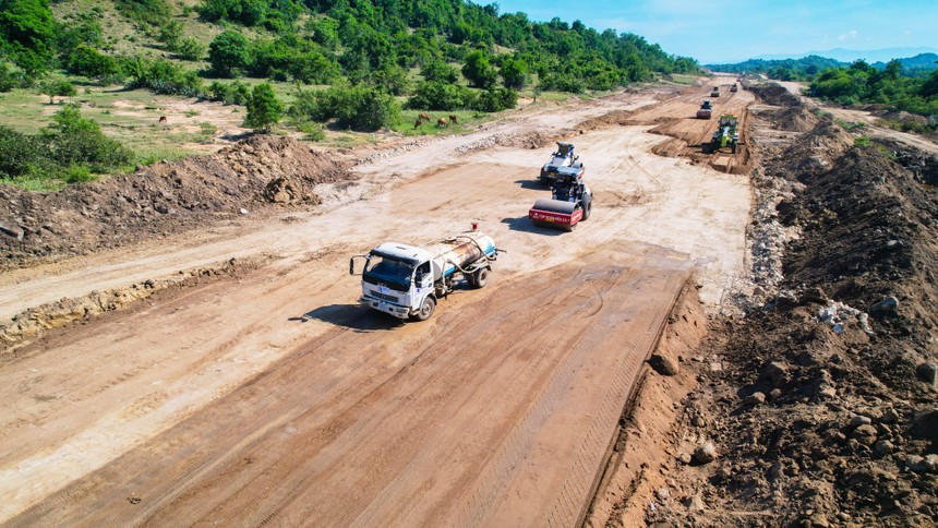 Thi công cao tốc Bắc - Nam đoạn Nha Trang - Cam Lâm.