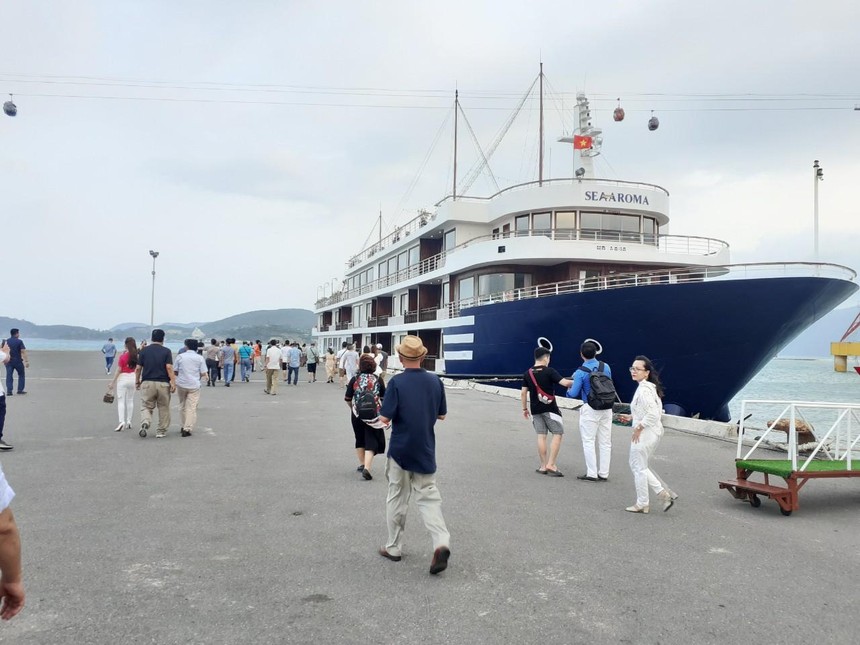 Sealife quảng cáo là đơn vị đầu tiên được cấp phép triển khai tour ngủ đêm vịnh Nha Trang, trong ảnh tàu Sea Aroma. Ảnh: nhatrang-travel