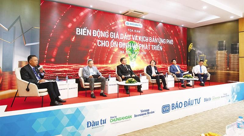 Các vị khách mời tại Talk show Biến động giá dầu và kịch bản ứng phó cho ổn định và phát triển. Ảnh: Chí Cường