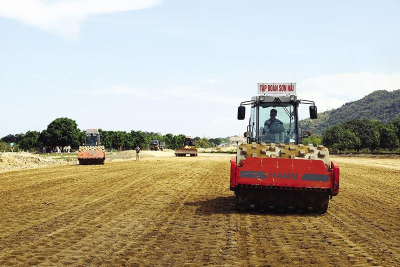 Giải phóng mặt bằng được xem là một trong những khâu ảnh hưởng nhiều đến việc giải ngân vốn đầu tư công. Ảnh: Đ.T