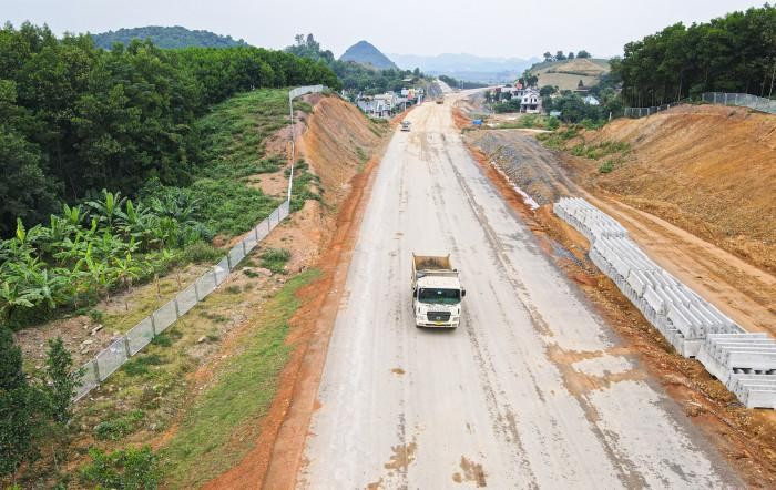 Bộ GTVT đề nghị các địa phương sớm ban hành đơn giá bồi thường đất, cây trồng, đẩy nhanh tiến độ giải phóng mặt bằng để việc bàn giao mặt bằng cho dự án cao tốc Bắc - Nam giai đoạn 2 được đảm bảo theo đúng yêu cầu tại Nghị quyết 18 của Chính phủ. Ảnh minh hoạ