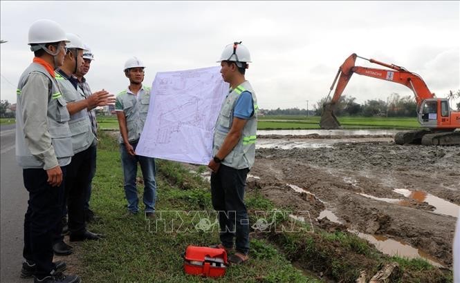 Các đơn vị thi công và tư vấn giám sát luôn có mặt trên công trường để theo dõi tiến độ và chất lượng công trình. Ảnh: Xuân Triệu/TTXVN 