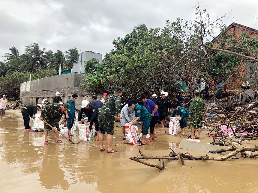 Triều cường gây sạt lở sát mép tường nhà dân tại thôn Mỹ Quang Nam (xã An Chấn, huyện Tuy An) vào đầu tháng 1/2023.