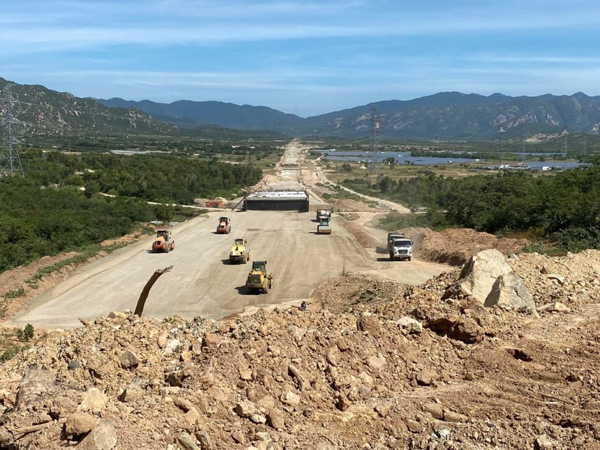 Thi công cao tốc Bắc - Nam, đoạn Vĩnh Hảo - Phan Thiết.