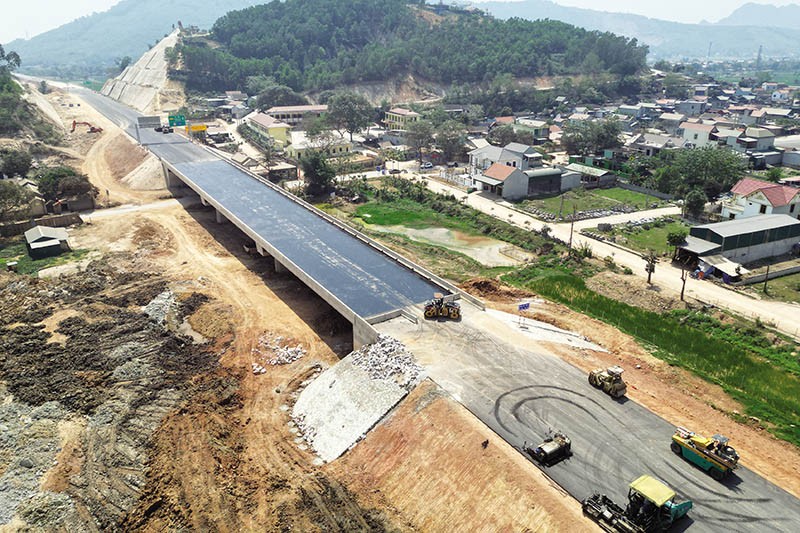 Tập trung giải ngân đầu tư công là động lực giúp tăng trưởng kinh tế. Trong ảnh: Thi công đoạn Mai Sơn - Quốc lộ 45. Ảnh: Đ.T