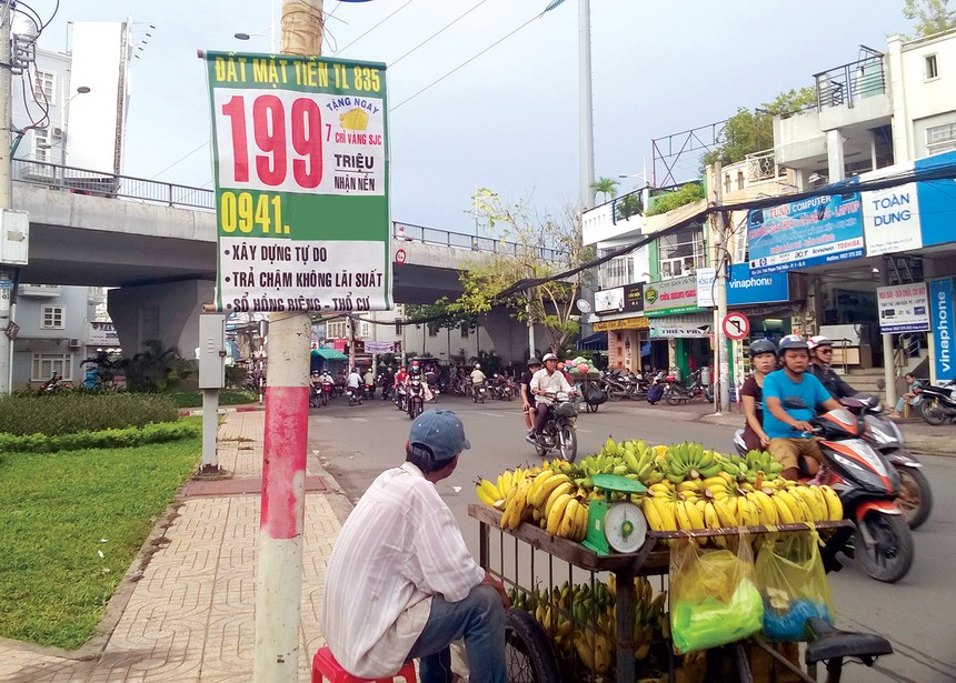 Thông tin rao bán nhà đất treo đầy trên phố. Ảnh: Việt Dũng 