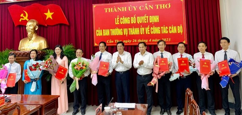 Bí thư Thành ủy Cần Thơ Lê Quang Mạnh (thứ 5 từ phải sang) và Phó Bí thư Thường trực Thành ủy, Chủ tịch HĐND TP. Cần Thơ Phạm Văn Hiểu (thứ 6 từ phải sang) trao các quyết định điều động, bổ nhiệm cán bộ. Ảnh: Thanh Tâm