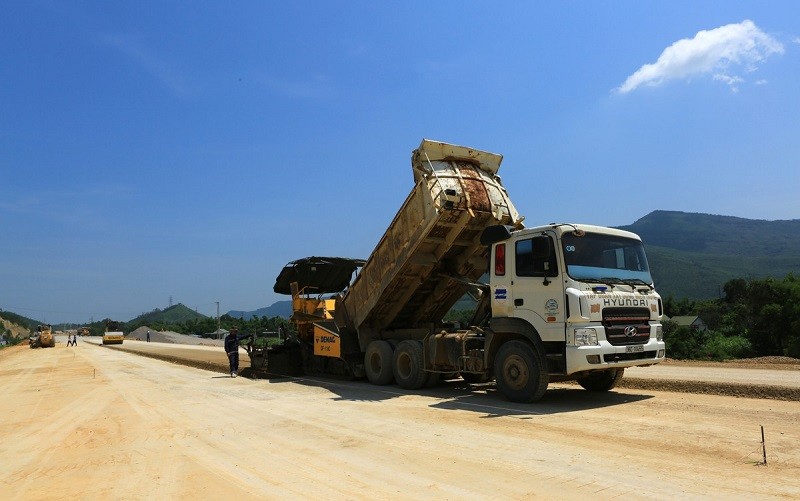 Thi công cao tốc Bắc - Nam đoạn Quốc lộ 45 - Nghi Sơn (Ảnh: Đăng Trung - PLO).