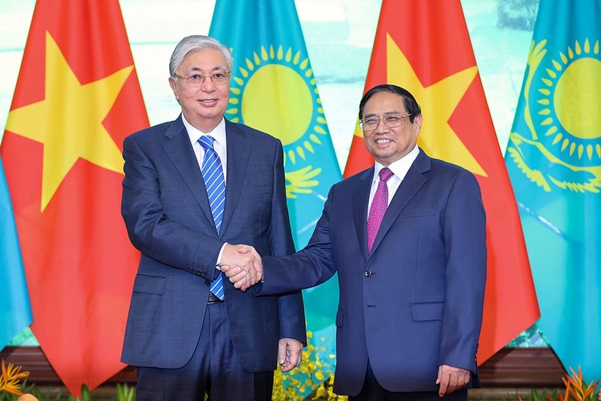 Thủ tướng Phạm Minh Chính tiếp Tổng thống Kazakhstan Kassym-Jomart Tokayev đang có chuyến thăm chính thức đến Việt Nam (Ảnh: VGP/Nhật Bắc) 