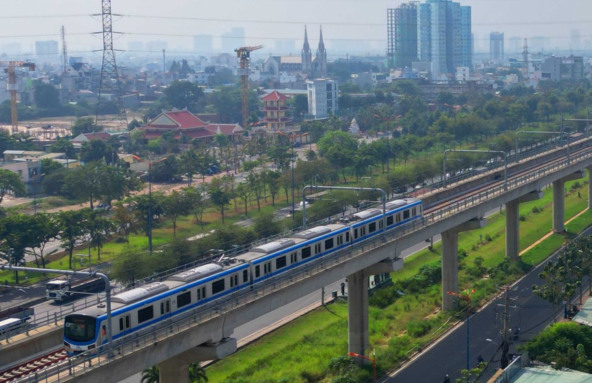 Đoàn tàu metro số 1 trong một lần chạy thử tại TP.Thủ Đức vào tháng 4/2023 