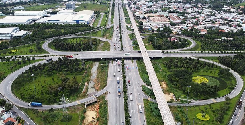 Đường bộ cao tốc được hình thành đã và đang tạo động lực quan trọng giúp các địa phương mở ra không gian phát triển mới về kinh tế - xã hội trên địa bàn