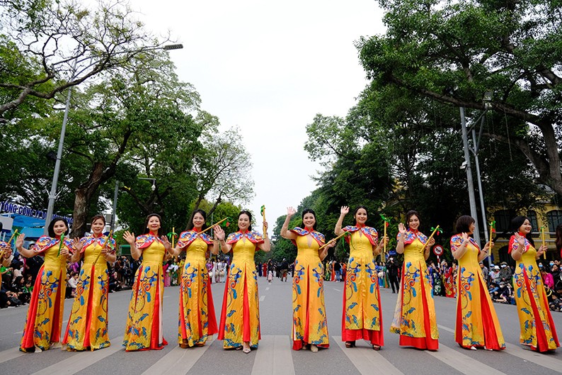 Sở Du lịch Hà Nội chủ trì, phối hợp với Trung tâm bảo tồn Di sản Thăng Long Hà Nội và Câu lạc bộ Đình Làng Việt tổ chức chương trình “Áo dài kết nối Du lịch và Di sản Hà Nội lần thứ nhất, năm 2023” vào sáng 1/9/2023. (Ảnh minh họa: Hồ Hạ)