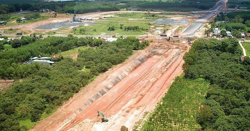 Thi công cao tốc Bắc - Nam, đoạn Hậu Giang - Cà Mau.