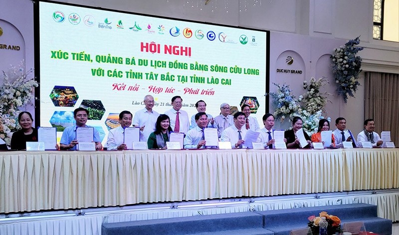 Lãnh đạo du lịch, doanh nghiệp du lịch ĐBSCL và các tỉnh Tây Bắc cùng ký kết hợp tác phát triển du lịch