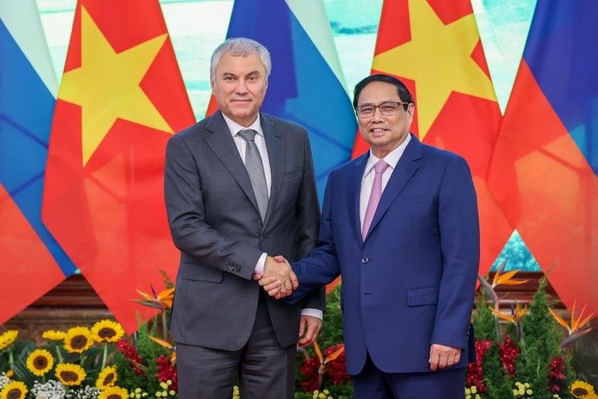 Thủ tướng Phạm Minh Chính và Chủ tịch Duma Quốc gia Quốc hội Liên bang Nga Vyacheslav Volodin. (Ảnh: Nhật Bắc)