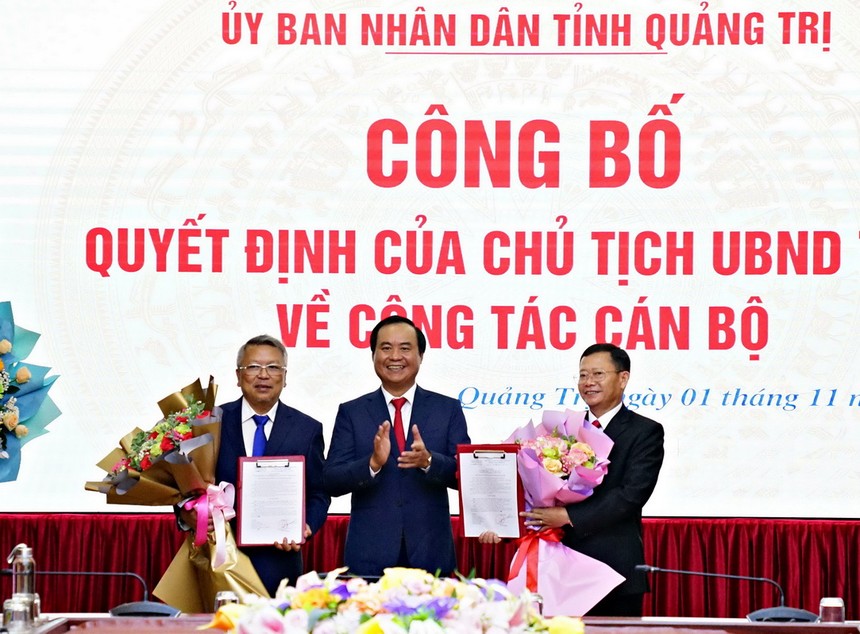 Chủ tịch UBND tỉnh Quảng Trị Võ Văn Hưng trao quyết định và tặng hoa chúc mừng Giám đốc Sở Tài nguyên & Môi trường Trần Văn Quảng (phải ảnh) và Giám đốc Sở Công Thương Nguyễn Trường Khoa (trái ảnh).