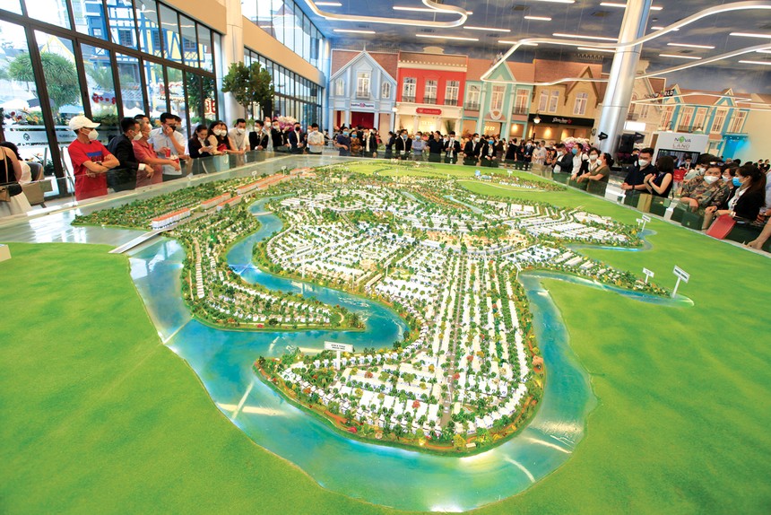 Khách hàng tham quan dự án Aqua City Đồng Nai của Novaland. Ảnh: Lê Toàn 