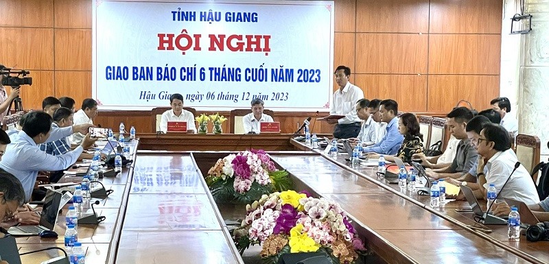 Bí thư Tỉnh ủy Hậu Giang Nghiêm Xuân Thành (bên trái) và Chủ tịch UBND tỉnh Hậu Giang Đồng Văn Thanh chủ trì Hội nghị giao ban báo chí 6 tháng cuối năm 2023