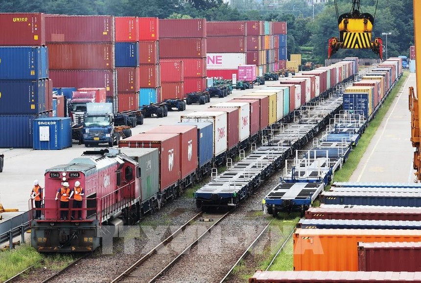 Tàu chở hàng hóa tại kho container ở Uiwang, Seoul (Hàn Quốc). Ảnh: YONHAP/TTXVN