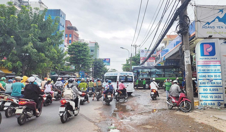 Nhà xe Hoàng Yến và Đăng Nhân đặt văn phòng ngay tại cây xăng trên Quốc lộ 13 (quận Bình Thạnh) để nhận hàng và đón khách.