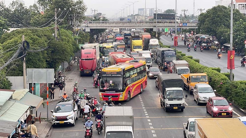 Càng gần Tết, tình hình hoạt động kinh doanh vận tải hành khách càng phức tạp.