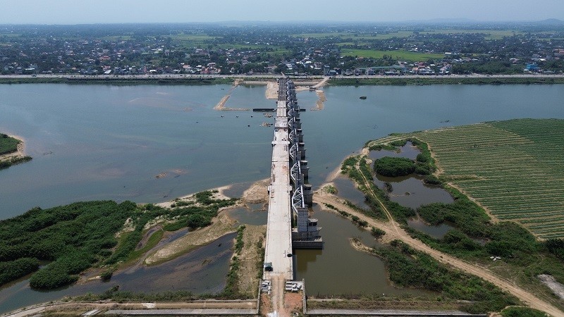 Điểm cưới dự án đường Hoàng Sa - Dốc Sỏi kết nối với đường Hoàng Sa tại nút giao đầu cầu đập dâng Trà Khúc.