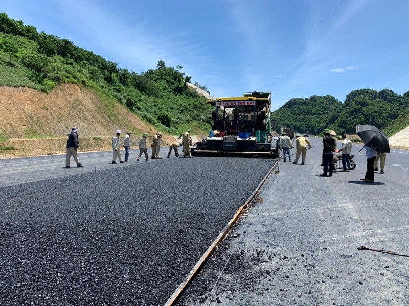 Thảm bê tông nhựa trên cao tốc Diễn Châu - Bãi Vọt.