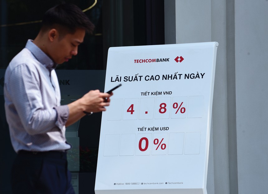 Lãi suất tiết kiệm giảm mạnh, về dưới mức 5%/năm với kỳ hạn 12 tháng tại nhiều ngân hàng lớn