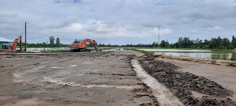 Nguồn nguyên liệu cát san lấp khan hiếm, khiến cho các công trình, dự án gặp nhiều khó khăn