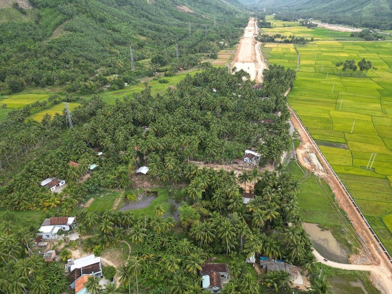 Dự án cao tốc Bắc - Nam, thành phần đoạn Quy Nhơn - Chí Thạnh qua tỉnh Phú Yên vẫn còn vướng mặt bằng, chủ yếu là nhà dân.