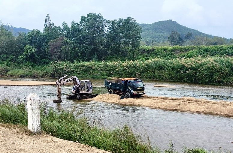 Bình Định lập đoàn kiểm tra hoạt động khai thác cát lòng sông của 10 doanh nghiệp