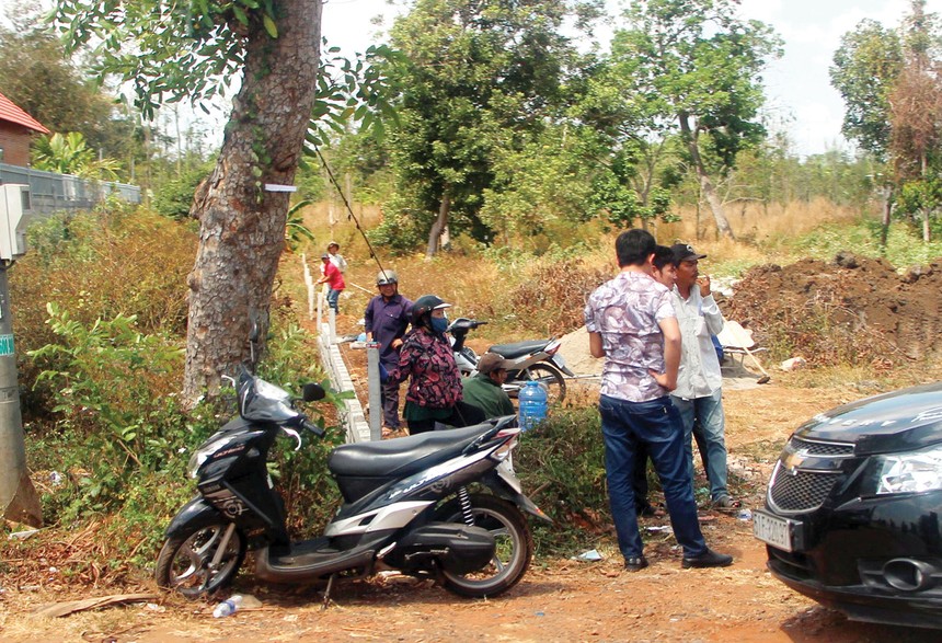 Một nhóm nhà đầu tư bắt đầu đi săn đất nền trở lại. Ảnh: Việt Dũng 