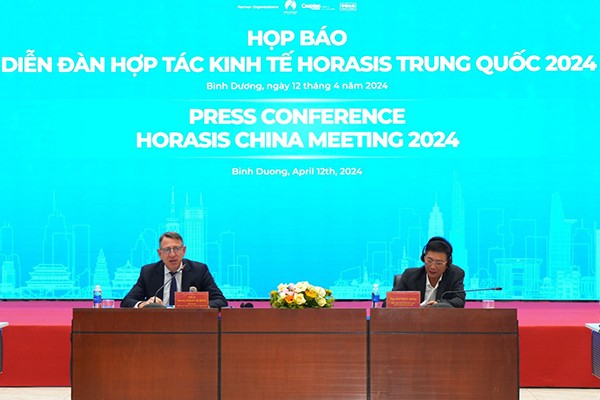 Tiến sĩ Frank-Jürgen Richter, Chủ tịch Tổ chức Horasis và ông Mai Hùng Dũng, Phó chủ tịch UBND tỉnh Bình Dương chủ trì họp báo