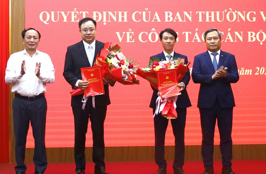 Bí thư Tỉnh ủy Quảng Bình Vũ Đại Thắng và Phó bí thư Thường trực Tỉnh ủy Trần Hải Châu trao quyết định và tặng hoa chúc mừng ông Nguyễn Nguyên Lực (thứ 2, phải ảnh) và ông Diệp Tùng Lâm (thứ 2, trái ảnh). Ảnh: Hiền Chi