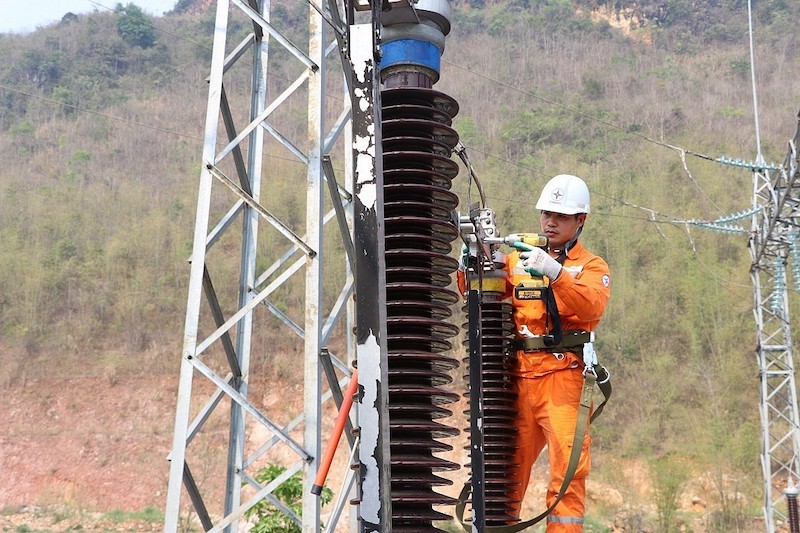  Chưa vào cao điểm nắng nóng nhưng tiêu thụ điện cả nước đã lập những kỷ lục mới với mức tăng trưởng mạnh.