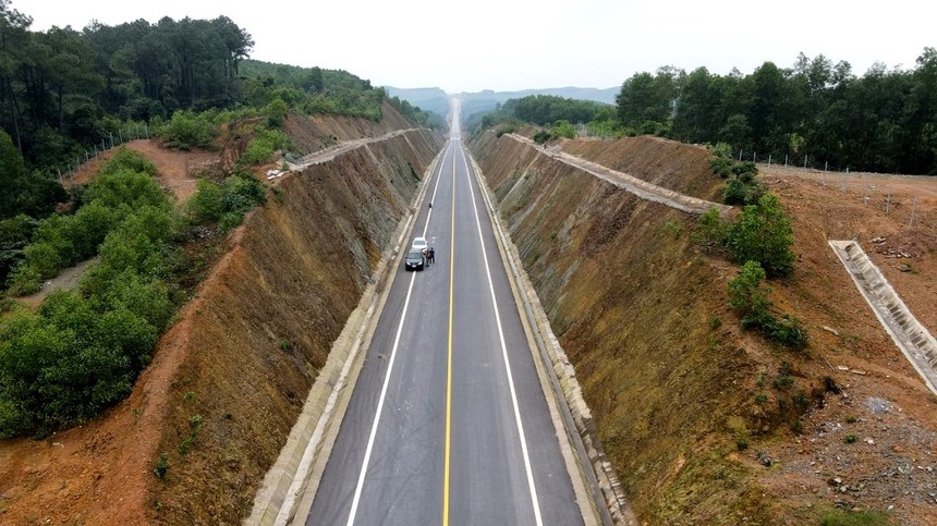 Một đoạn cao tốc Cam Lộ - La Sơn.