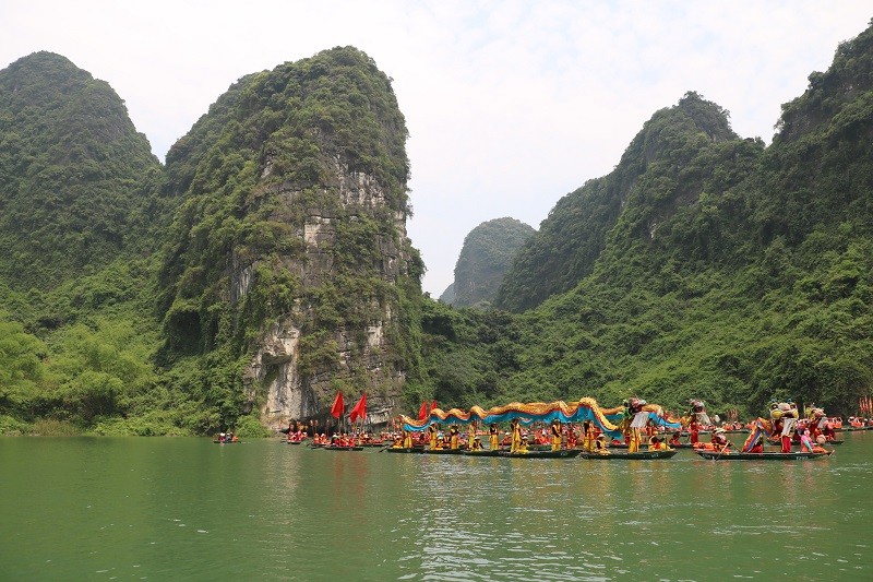 Lễ hội Tràng An là dịp để tôn vinh các giá trị văn hóa và thiên nhiên, tạo mối liên kết giữa con người và thiên nhiên.