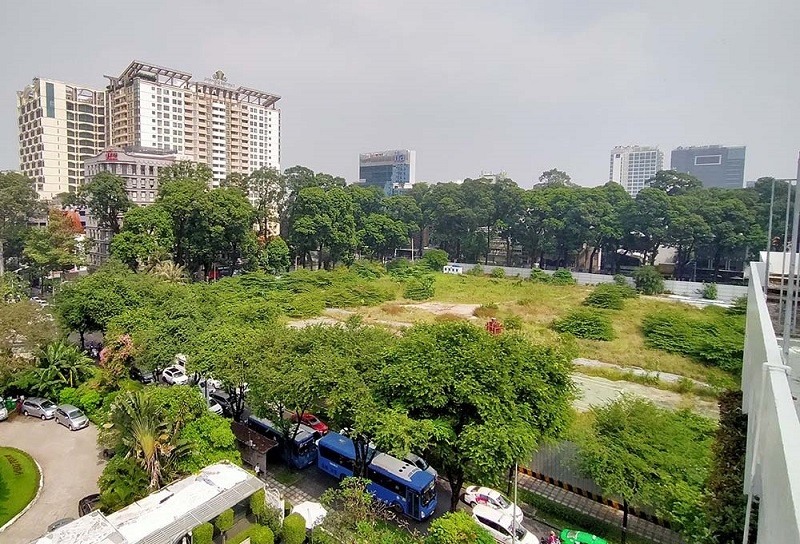 Khu đất xây dựng nhà thi đấu Phan Đình Phùng cỏ mọc um tùm giữa trung tâm TP.HCM. Ảnh: Lê Toàn