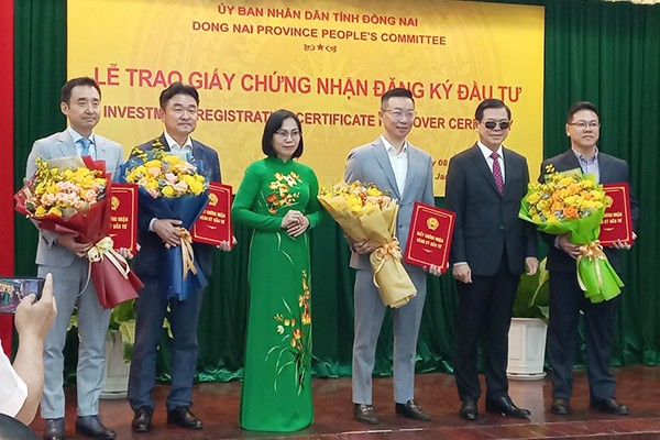 Lãnh đạo Tỉnh ủy và UBND tỉnh Đồng Nai trao giấy chứng nhận đầu tư cho các doanh nghiệp hồi đầu năm 2024- Ảnh: Lê Quân