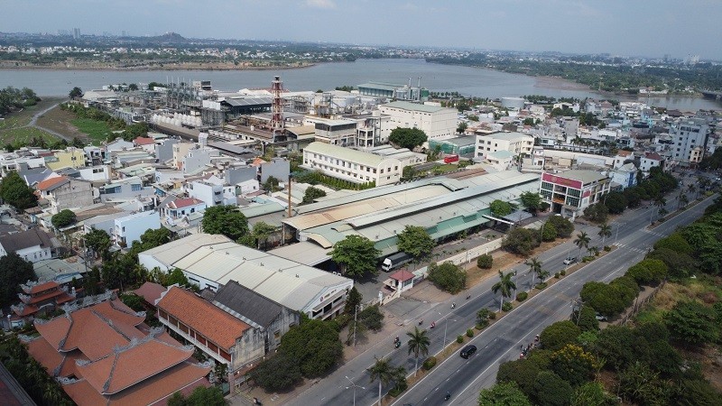 Nhiều cơ sở sản xuất công nghiệp tại Đồng Nai hiện nằm xen kẽ trong các khu dân cư - Ảnh: Lê Vinh 