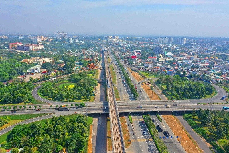 Dọc tuyến metro số 1 (Bến Thành - Suối Tiên) có 19 khu đất xung quanh 9 nhà ga có thể đấu giá. Ảnh: Lê Toàn