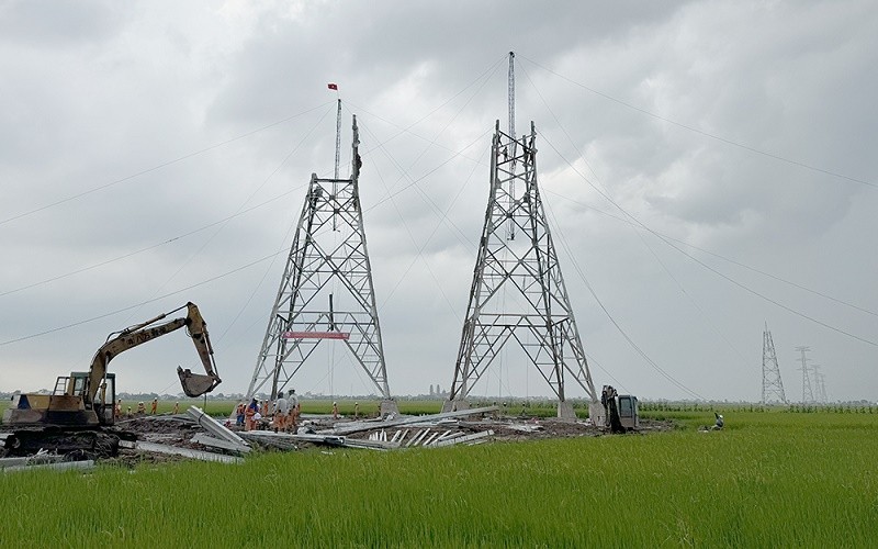 Kỹ sư, công nhân Công ty Truyền tải điện 1 tham gia dựng cột vị trí 17 Dự án đường dây 500kV NMNĐ Nam Định I - Thanh Hóa