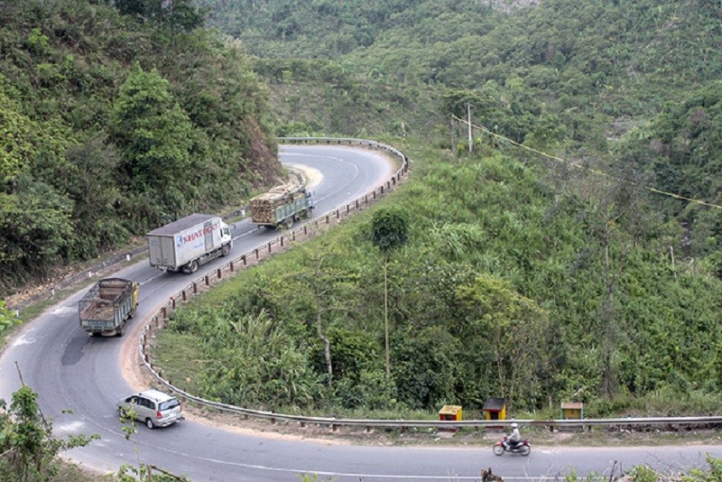 Đèo Khánh Lê nối Nha Trang - Đà Lạt có địa hình quanh co, hiểm trở, hay xảy ra sạt lở khi có mưa lớn kéo dài, gây cản trở lưu thông.