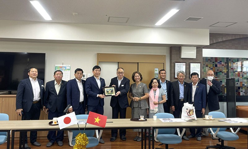 Chủ tịch UBND tỉnh Đồng Tháp Phạm Thiện Nghĩa thăm và tặng quà lưu niệm cho đại diện Công ty Phúc lợi Xã hội Aichi- Jikei Kai