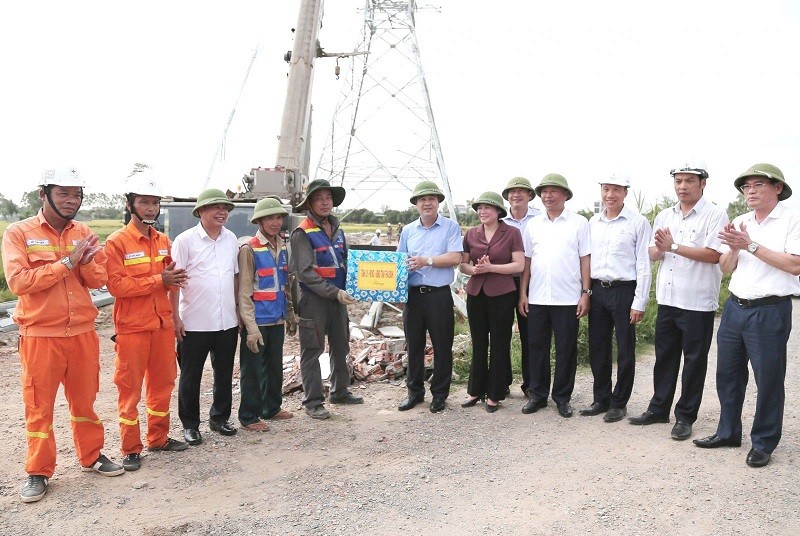 Bí thư Tỉnh ủy Thái Bình và các đồng chí lãnh đạo tỉnh, huyện Vũ Thư tặng quà động viên công nhân đang thi công trên công trường đường điện 500 kV địa phận xã Song Lãng.