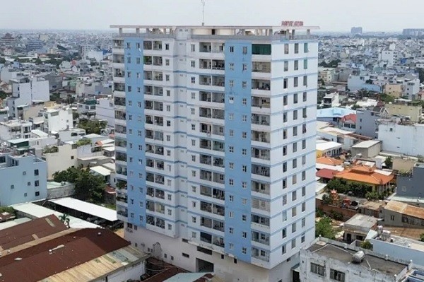 Chung cư Nguyễn Quyền có diện tích khu đất 628m2, quy mô 156 căn hộ, bắt đầu xây dựng năm 2009 và đưa vào sử dụng năm 2013 khi chưa được nghiệm thu phòng cháy.