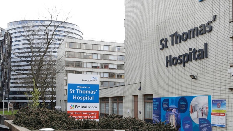 Hai bệnh viện lớn ở London phải hủy một số ca phẫu thuật vì bị tấn công mạng.