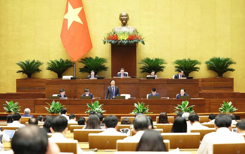 Phó thủ tướng Trần Hồng Hà báo cáo hướng giải quyết những vấn đề nóng được đại biểu Quốc hội, cử tri quan tâm Ảnh: Đ.T